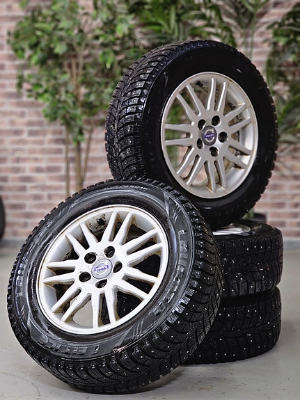 Volvo / Ford 15" vanteet hyvillä nastarenkailla