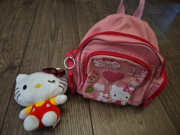 Hello Kitty Lasten reppu ja pehmolelu
