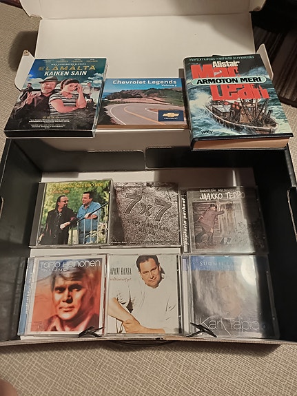 Kotimaisia musiikki cd levyjä ja Tie Pohjoiseen elokuva Dvd
