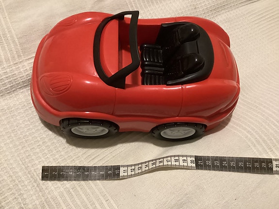 Muovinen avo-auto