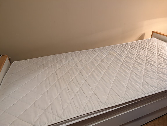 Laadukas sänkypaketti: Muurame-sänky 90 x 200 cm, Askon joustinpatja