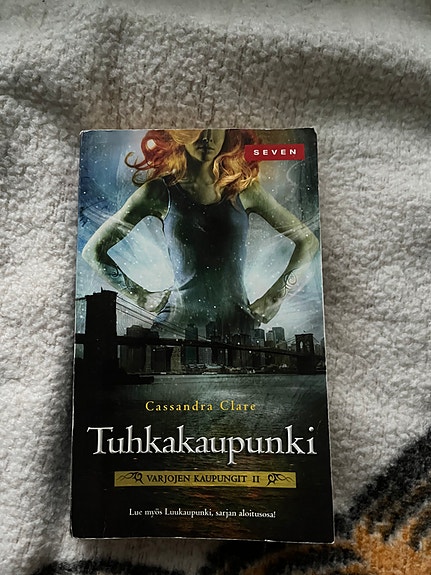 Cassandra Clare Varjosarja Tuhkakaupunki kirja