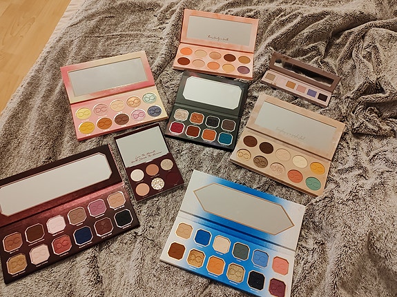 8 Dominique Cosmetics palettia