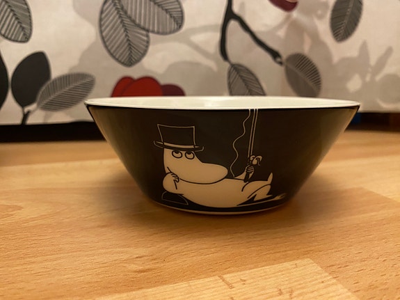 Muumipappa tuumiskelee kulho