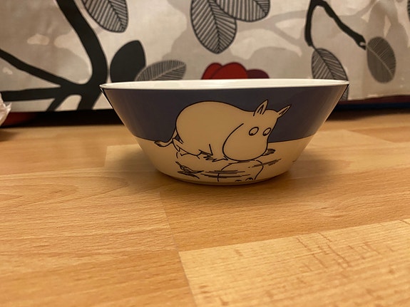 Muumipeikko jäällä kulho