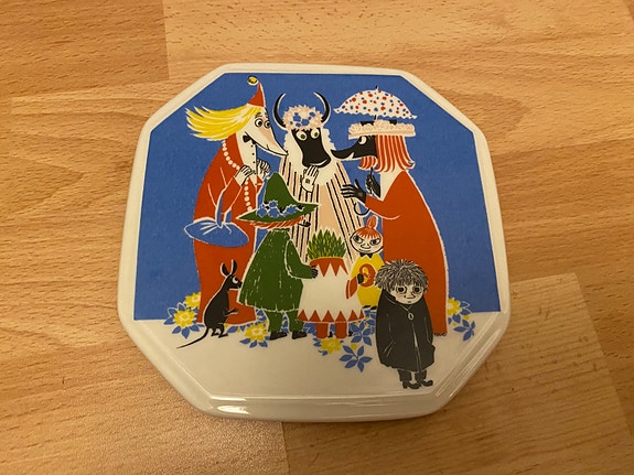 Kuka lohduttaisi Nyytiä seinälautanen