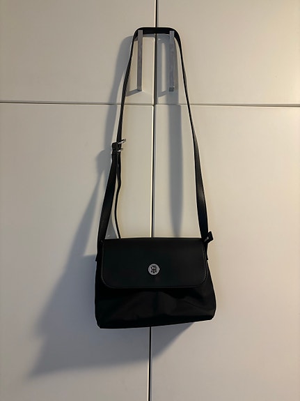 Tommy Hilfiger Olkalaukku