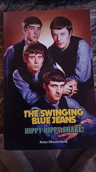 The Swinging Blue Jeans yhtyeen elämäkertakirja. Englanninkielinen.