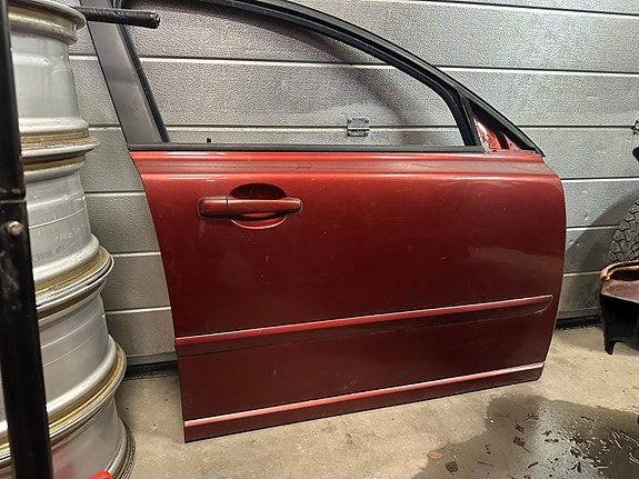 Volvo v50  oikea etuovi