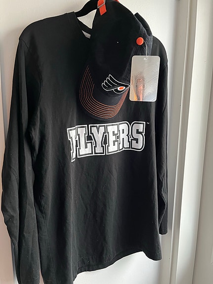 NHL Flayers joukkueen logolla varustettu paita ja lippis
