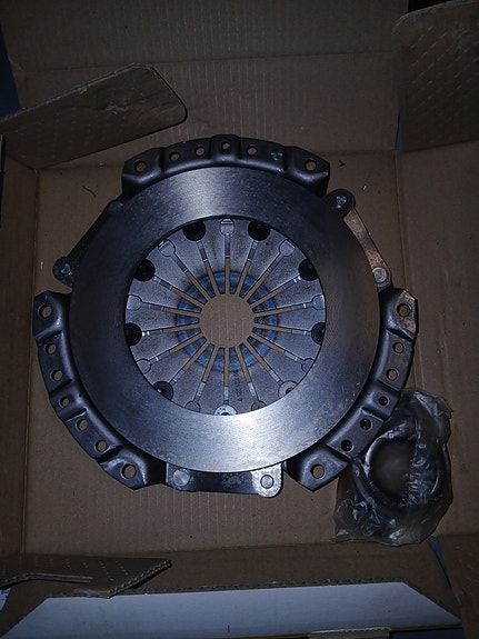 Nissan Bluebird ja Nissan Sunny kytkinpaketti 622093460
