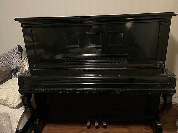 Annetaan Upright-piano musta