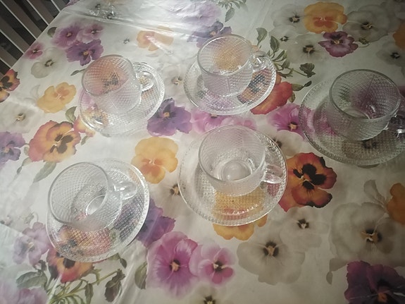 Kahvikupit ja asetit Pauliina nuutajärvi
