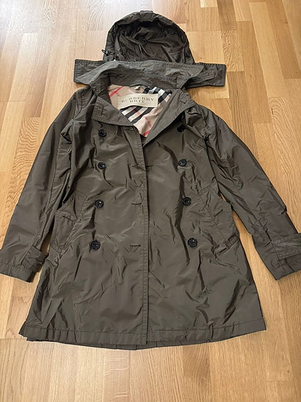MYYDÄÄN NAISTEN BURBERRY TAKKI