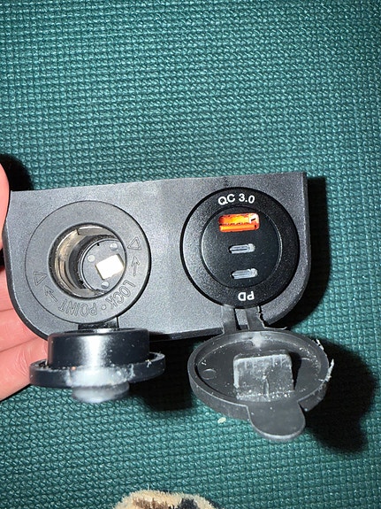 12V tupakansytytin + USB-laturi (QC 3.0 & PD)