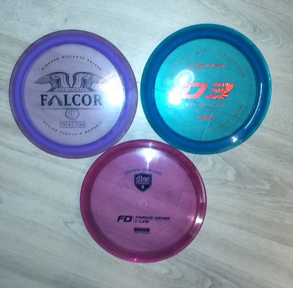 Vähän käytettyjä frisbeegolf kiekkoja