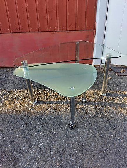 Lasinen sohvapöytä pyörillä
