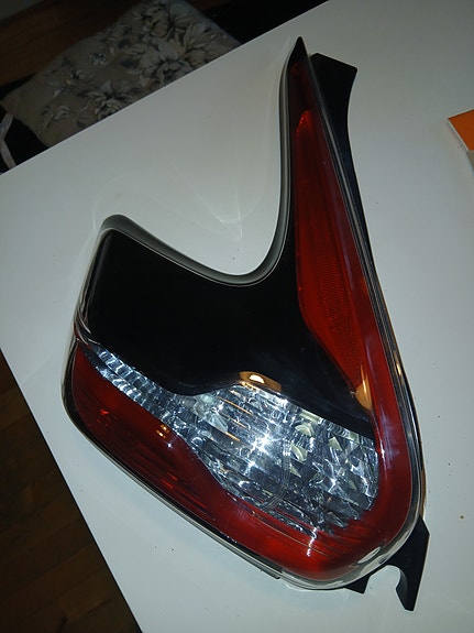 Nissan Juke vasen takavalo L90049815