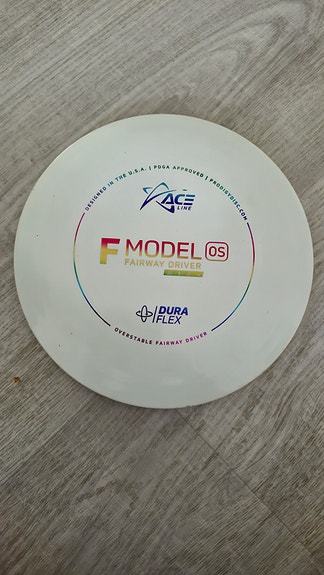 Myydään kuusi käytettyä frisbeegolf kiekkoa ja reppu kiekoille.