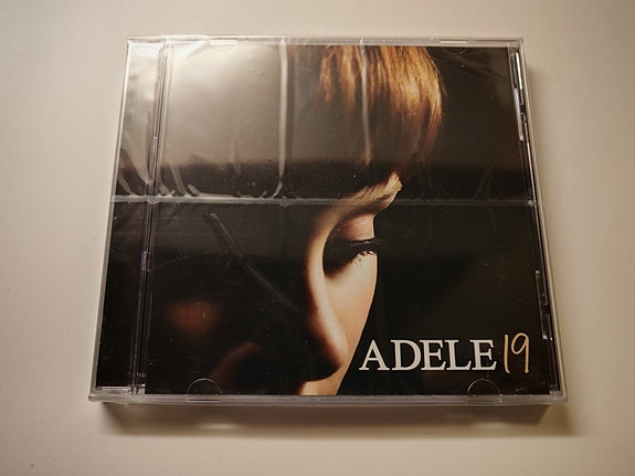 Adelen ja Lady Gagan CD:t, uudet (muoveissa)