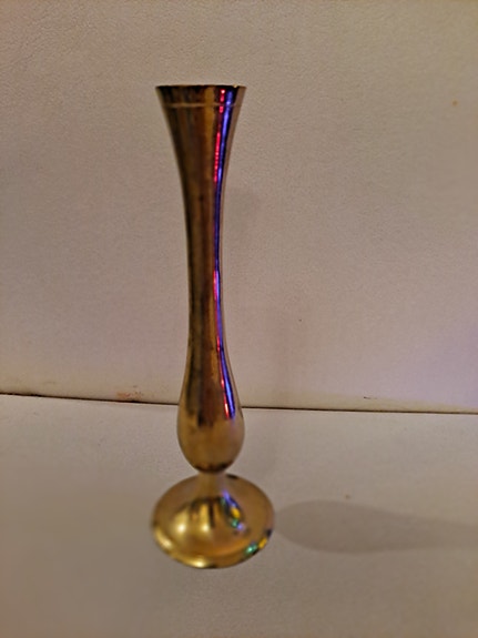 Metallinen kapea maljakko