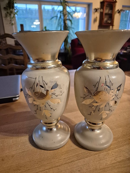 2 vanhaa maljakkoa / kynttelikköä