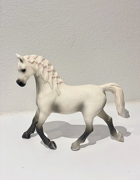 Schleich hevonen – valkoinen, letitetty harja (G13)