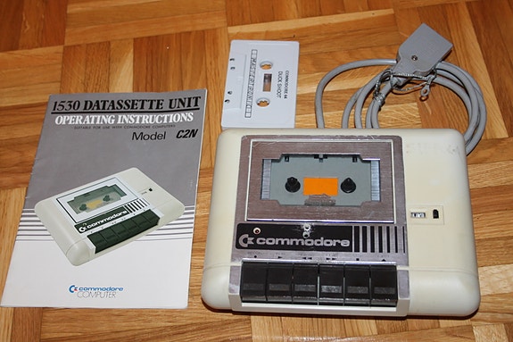 Tietokone kasettiasema 1530 Datassette C2N + ohje + peli Commodore 64 C64