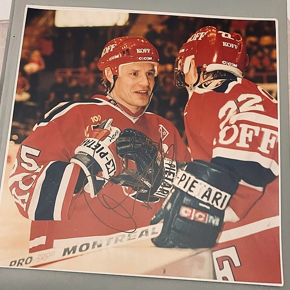 Christian Ruuttu / HIFK kuvasuurennos nimikirjoituksella