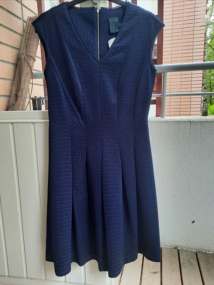 Käyttämätön tum. sininen mekko. S
