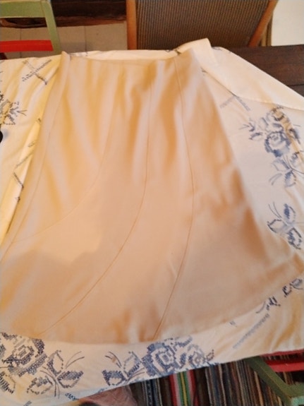 Kaunisleikkauksinen beige hame koko 40