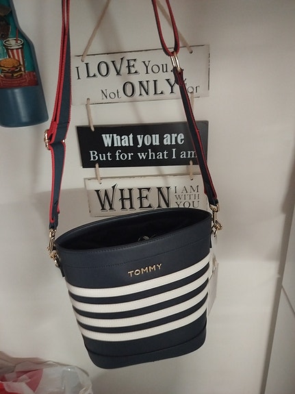 Tommy Hilfiger laukku