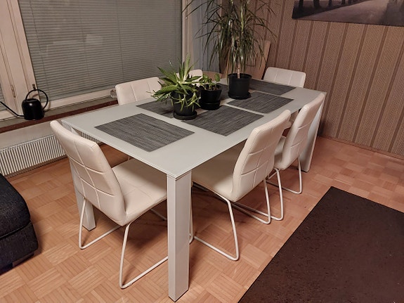 Lasinen 6 hengen ruokapöytä ja tuolit