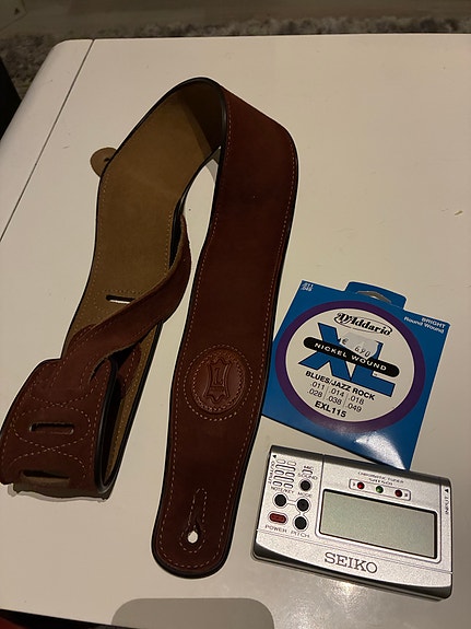 Seiko viritin ja kitaran kielet 12€