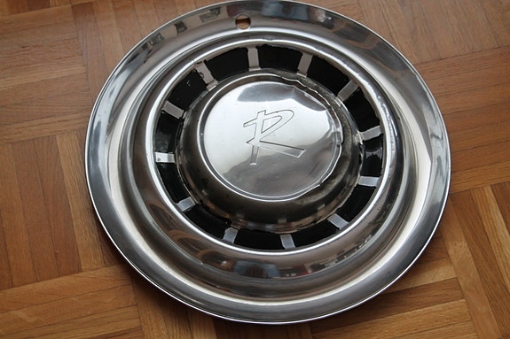 Rambler American koristekapseli 38cm peltikapseli 60-luku peltinen pölykapseli