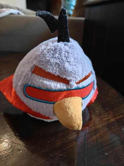 Angry Birds pehmolelu punainen sinisin ja oranssin yksityiskohdin