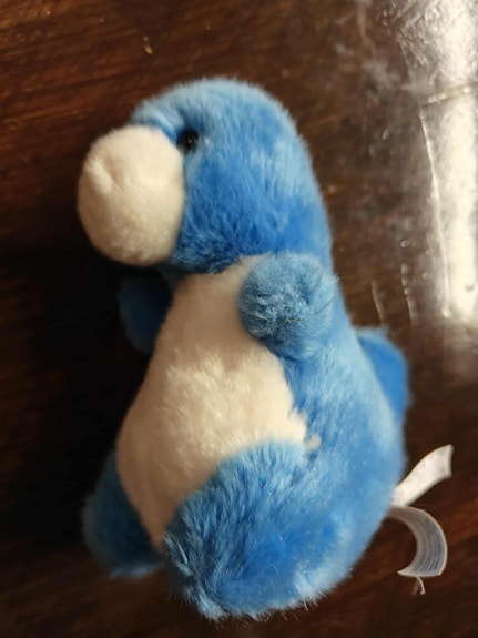 Sininen ja valkoinen pehmolelu dinosaurus