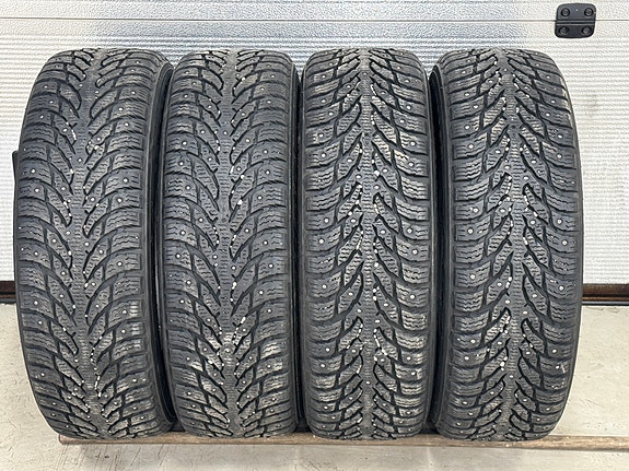 215 65 R17 Nokian Hakkapeliitta 9 SUV 103T XL. Hyvät nastarenkaat.