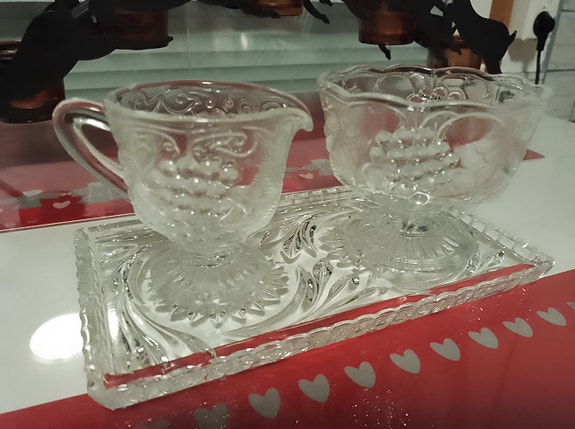 Lasinen kermakko, sokerikko ja tarjotin