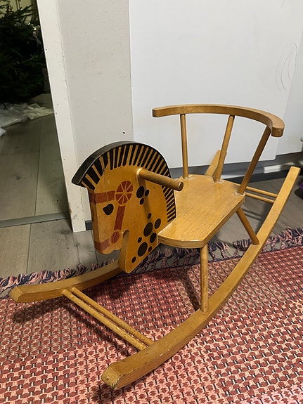 Puinen keinuhevonen