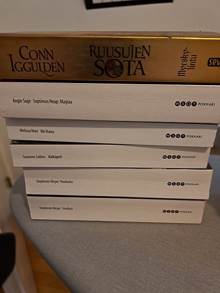 Ruusujen sota,Magiaa,Ilki ihana,Nälkäpeli.Houkutus,Uusi kuu