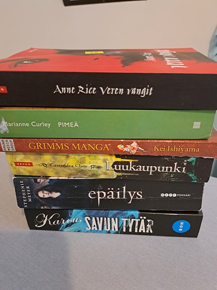 Veren vangit, Pimeä, Grimms manga,Luukaupunki,Epäilys,Savun tytär