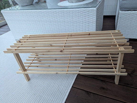 Puinen kenkäteline