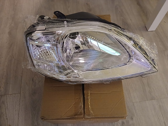 Right headlight of a 2011 Dachia. Condition: brand new.