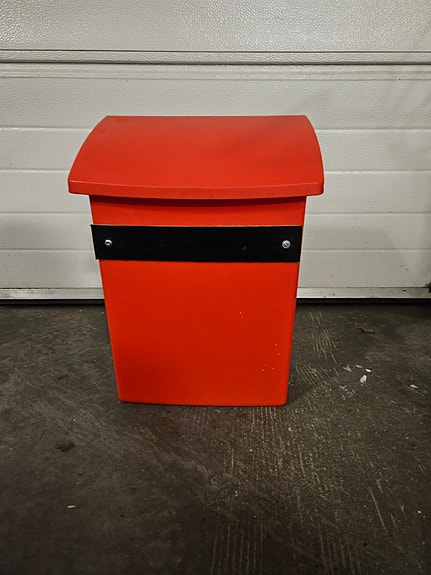 Punainen postilaatikko