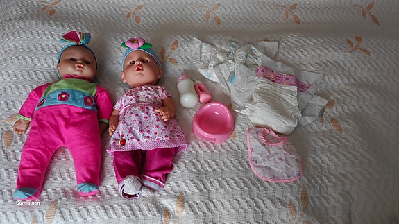 2 nukkea, nukeille tarvikkeita ja vaatteita