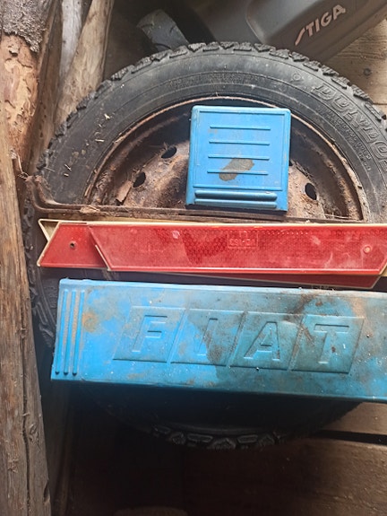 Kaksi varoituskolmiota yksi Fiatin