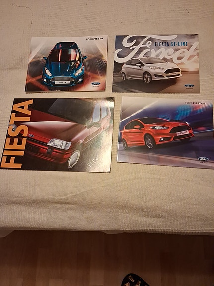 Ford Fiesta esitteen kokoelma eri malleista