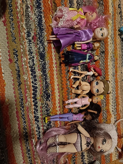 Erilaisia nukke tai prinsessa figuureja