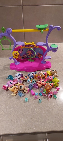 Littlest Pet Shop hahmoja ja tarvikkeita